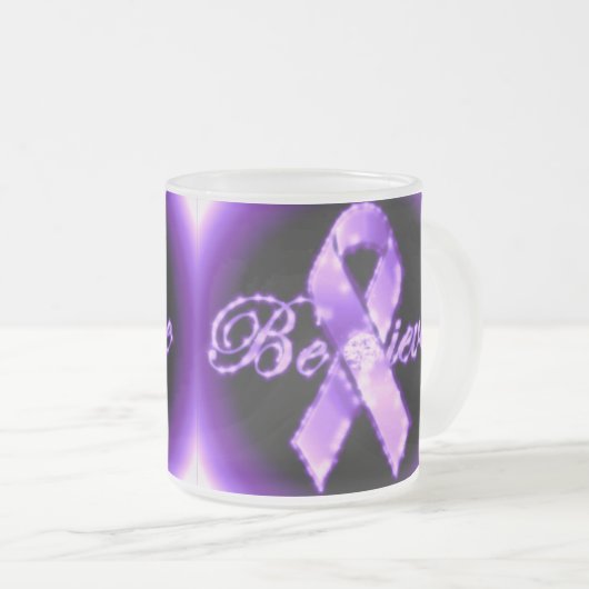 Croyez la tasse pourpre de conscience de ruban (Devant droit)