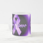Croyez la tasse pourpre de conscience de ruban (Devant gauche)