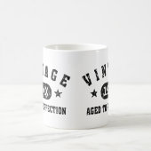 Cru noir des textes âgé dans la tasse de (Centre)