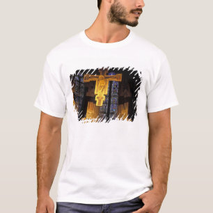 Crucifix boven het hoogaltaar in de Santa T-shirt