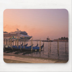 Cruise Ship et Gondolas nabij Grand Canal, Italië Muismat