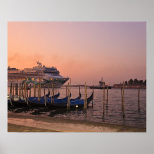 Cruise Ship et Gondolas nabij Grand Canal, Italië Poster