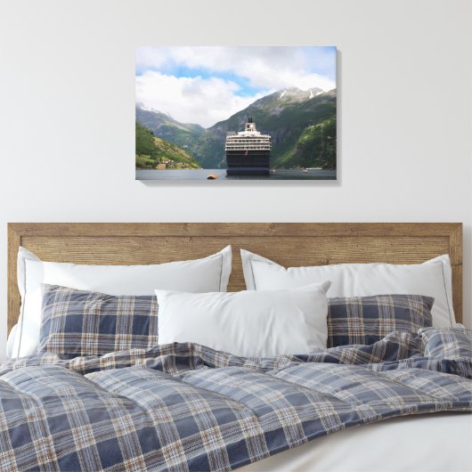 Cruiseschip in Geirangerfjord canvas print (Insitu (Slaapkamer))