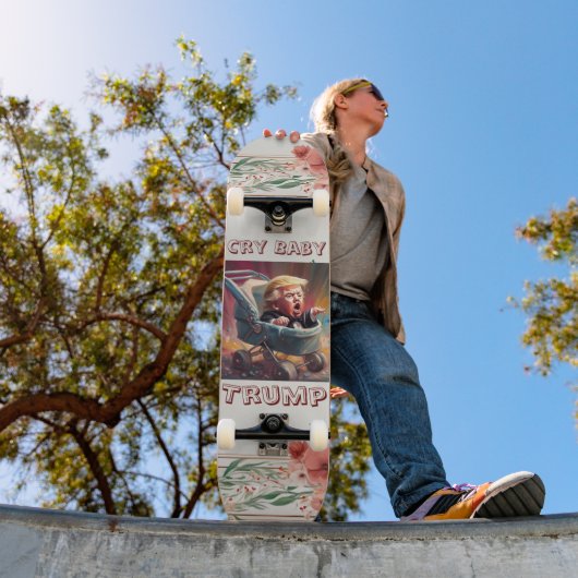 Cry Baby Trump Skateboard (Extérieur 1)