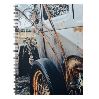 Cuaderno con fotografía de auto antiguo abandonado notitieboek