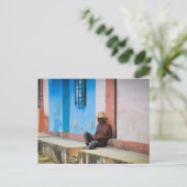 Cuba - Homme sur carte postale Porch (Debout devant)