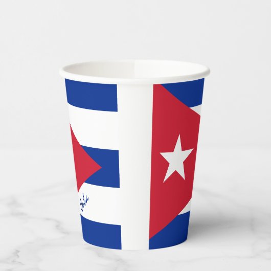 Cubaanse vlag op papier, bekers en Cubaanse partij (Links)