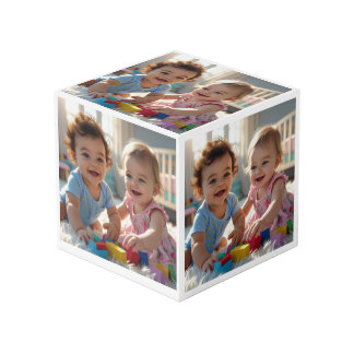 Cube Photo Bébé mignon garçon & fille Jouer dans une crèche é