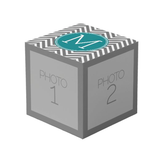 Cube Photo Chevrons gris et Turquoises - Monogramme personnal (Angle devant)