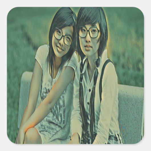 Cue friends sitting next to each other vierkante sticker (Voorkant)