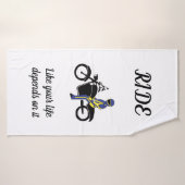 Cuirs bleus et jaunes à une course de moto (Serviette de bain)