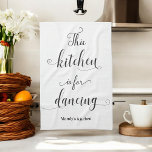 Cuisine blanche noire pour danser Drôle serviette<br><div class="desc">Serviette de cuisine blanche noire avec Citation amusante Cette Cuisine est pour Citation dansante. Personnalisez cette serviette en ajoutant votre nom ou votre texte personnalisé. Si vous n'avez pas besoin de texte,  supprimez-le.</div>