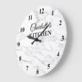 Cuisine en pierre blanche et élégante horloge mura (Angle)