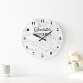 Cuisine en pierre blanche et élégante horloge mura (Maison)