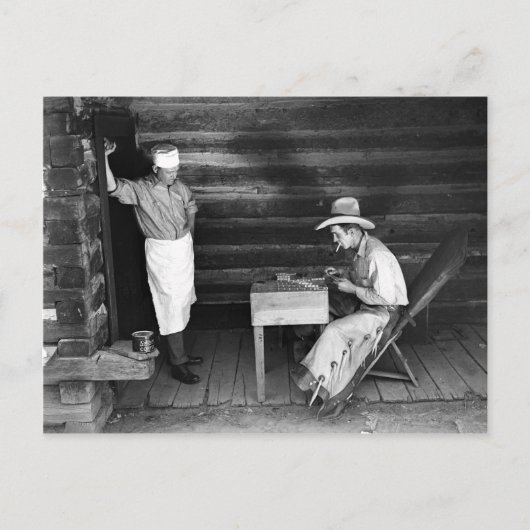 Cuisinier en train de regarder des cartes de jeu d (Devant)