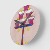 Cupcake Art Print met kersen en roze achtergrond Ronde Klok (Hoek)