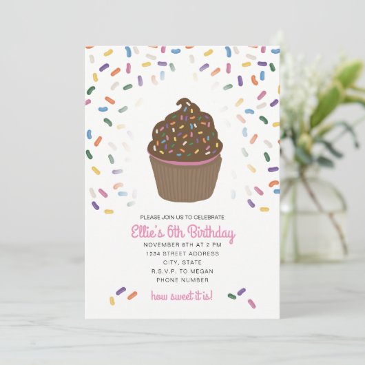 Cupcake Avec Invitation À Saupoudrer (Debout devant)