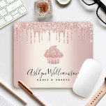 Cupcake Boulangerie Pâtisserie Chef Rose Gold Part<br><div class="desc">Faites une impression élégante avec cette mousepad, nom personnalisé élégant, sophistiqué, simple et moderne. Un cupcake en or brillant et rose, une typographie manuscrite de script et des gouttes de parties scintillant superposent un arrière - plan en or sombre en rose métallique. Personnalisez avec votre nom complet, votre titre de...</div>