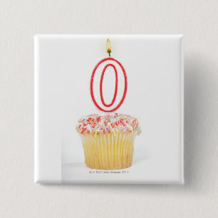 Cupcake met een genummerde verjaardagskaars vierkante button 5,1 cm