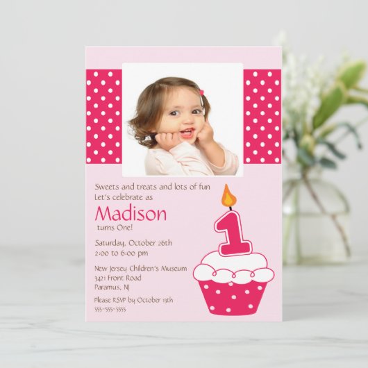 Cupcake rose - Invitation d'anniversaire (Debout devant)