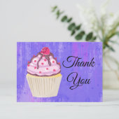 Cupcake sucré avec framboise sur le Merci supérieu (Debout devant)