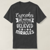 Cupcakes are muffins that believed in miracles bak t-shirt (Design voorkant)