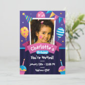 Cupcakes ballonnen Paarse verjaardagsuitnodiging Kaart (Staand voorkant)