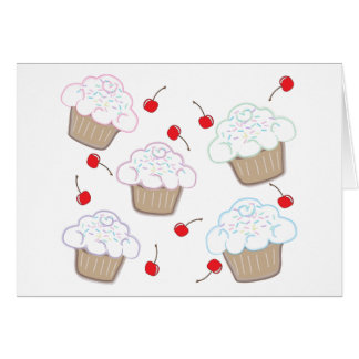 Cupcakes met pastelsprinken en kersen