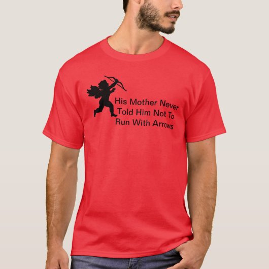 Cupid loopt met pijlen Funny Valentijn T-shirt (Voorkant)