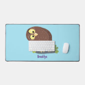 Curieux et drôle dessin animé de chouette brune (Clavier et souris)