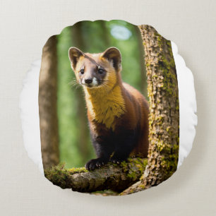 Curious Eyes – Geanimeerde Pine Marten Close-up Rond Kussen