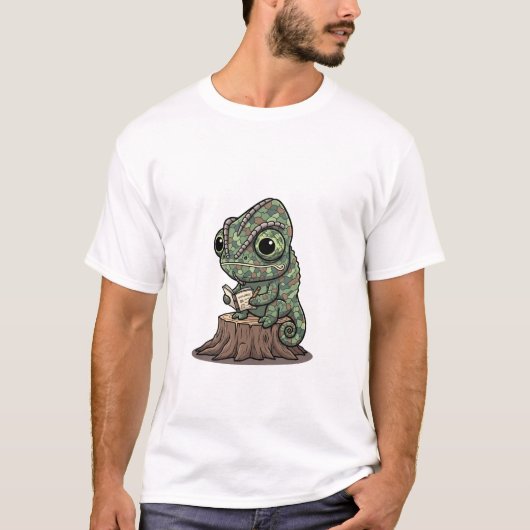 Curious Green Chameleon Reading Explorer's Journal T-shirt (Voorkant)