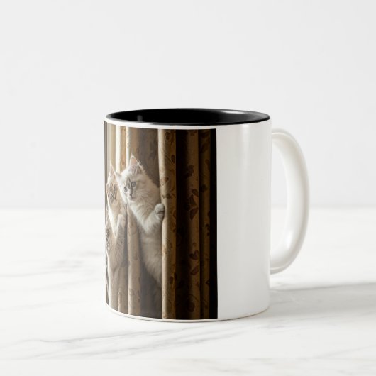 Curious Kittens Escalade Mug (Devant droit)