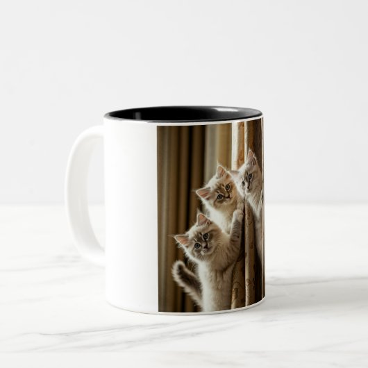 Curious Kittens Escalade Mug (Devant gauche)
