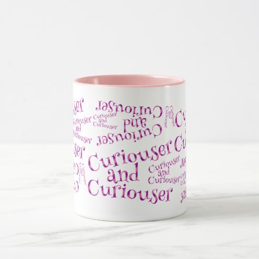 Curiouser en Curiouser Alice in Wonderland Quote Mok (Midden)