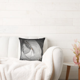 Cursed by Beauty Throw Pillow Kussen