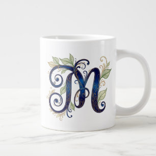 Cursieve M – Elegante Blauwe & Gouden Monogram Extra Grote Beker