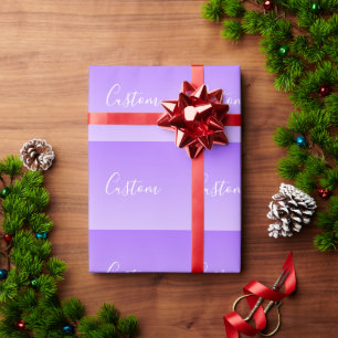 Cursieve scriptnaam & bewerkbare lichte paarse omb cadeaupapier
