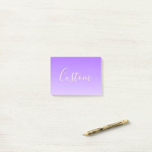 Cursieve scriptnaam en bewerkbare lichte Paarse om Post-it® Notes (Op bureau)