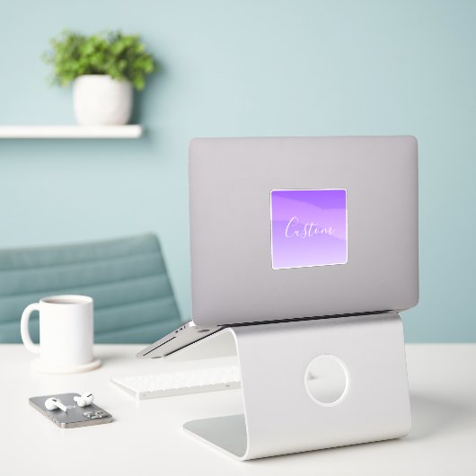 Cursieve scriptnaam en bewerkbare lichte Paarse om Sticker (Laptop op bureau)