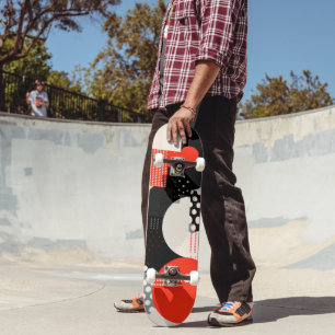 Curving vormen in rood, grijs en zwart skateboard