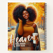 Curvy Afro-Amerikaanse vrouw in gezellige Herfst k Notitieboek (Achterkant)