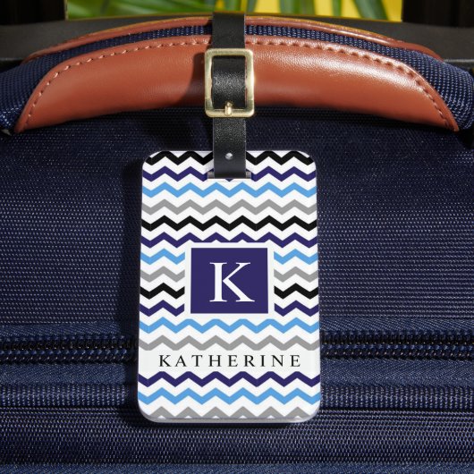Custom Blauw Zwart Wit Grijs Chevron Patroon Bagagelabel (Voorkant Insitu 2)