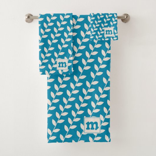 Custom Blue 70s Retro Leaf Patroon Monogram Bad Handdoek (Insitu)