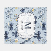 Custom Elegant Blue Bow Floral Monogram Fleece Deken (Voorkant (Horizontaal))