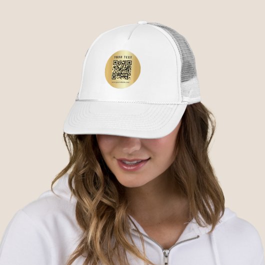 Custom Elegant Scan Me QR Code Sjabloon Goud Wit Trucker Pet (In situ)