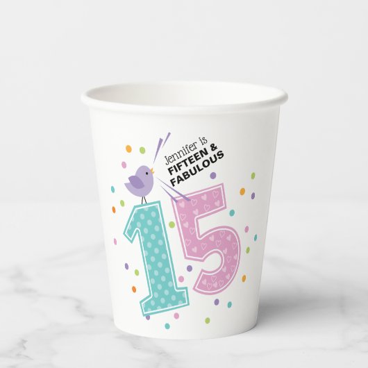 Custom Fifteen en Fabulous Roze Confetti Verjaarda Papieren Bekers (Achterkant)