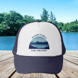 Custom Lake House Famille Réunion Vacances d'été<br><div class="desc">Ces casquettes de maison de lac cool disposent d'une rivière bleue sereine entourée d'arbres et de votre texte personnalisé pour une réunion de famille,  un voyage de camping ou des vacances d'été. Customisez ce casquette avec votre nom de famille ou autre nom de groupe.</div>