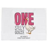 Custom Modern Pink One Silly Goose 1st Birthday Groot Cadeauzakje (Achterkant)