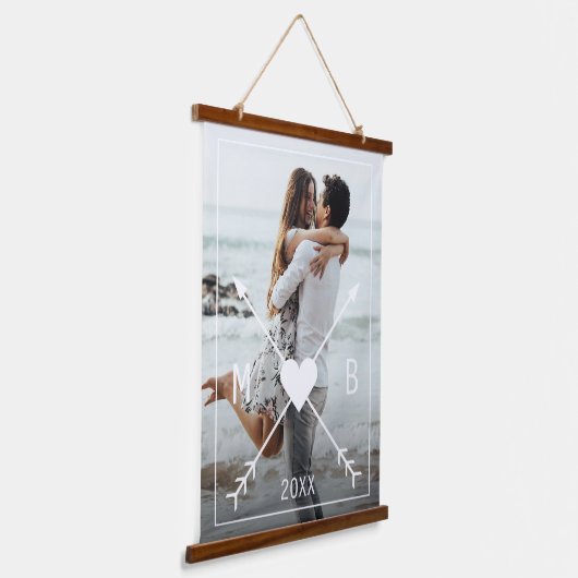 Custom Monogram Stijlvolle Liefde Hart Pijlen 2024 Hangend Wandkleed (Gebogen)